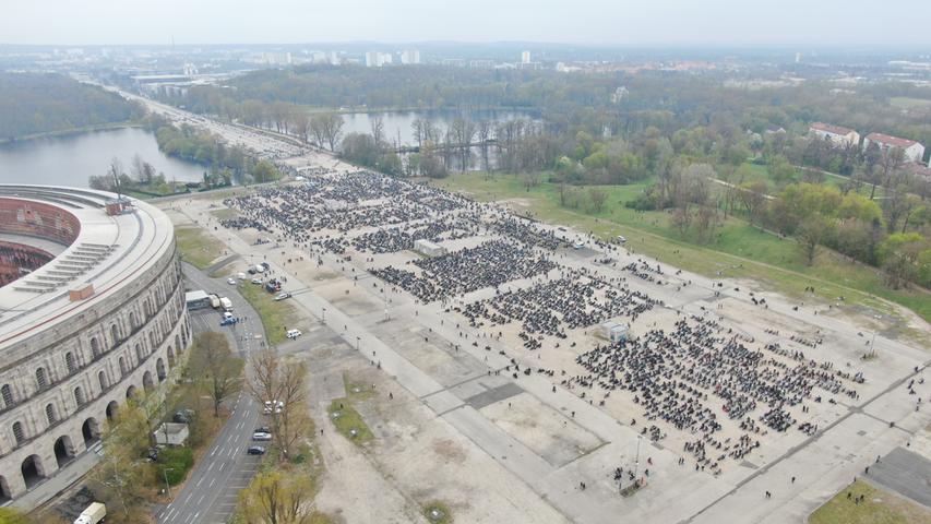 Mit Masken und Maschinen: Tausende Biker versammeln sich am Volksfestplatz