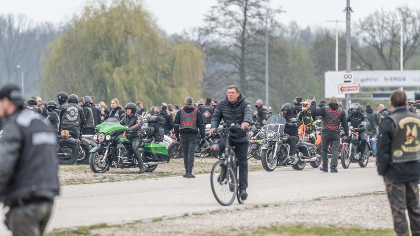 Mit Masken und Maschinen: Tausende Biker versammeln sich am Volksfestplatz