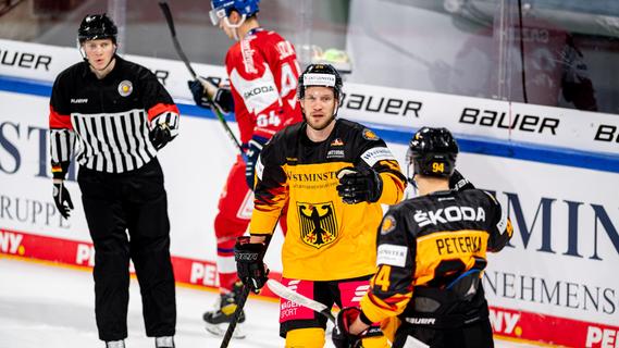 Gratulation: Der Nürnberger Daniel Schmölz (hinten) und der starke John Peterka feiern das 1:0.
Gratulation: Der Nürnberger Daniel Schmölz (hinten) und der starke John Peterka feiern das 1:0.