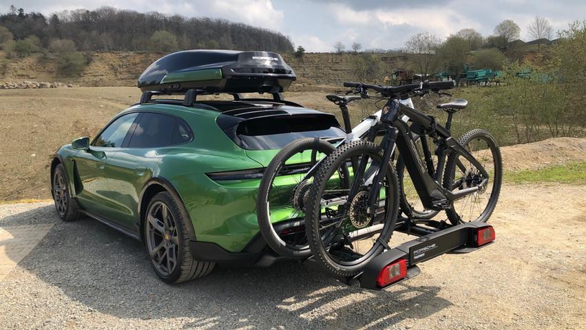 Huckepack genommen: Dem Radträger lassen sich drei Bikes aufbürden, diese hier kommen von Porsche selbst. Huckepack genommen: Dem Radträger lassen sich drei Bikes aufbürden, diese hier kommen von Porsche selbst.