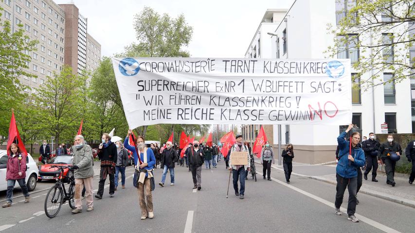  Zum 1. Mai demonstrieren hier Corona-Leugner und die Freie Linke in Lichtenberg.
