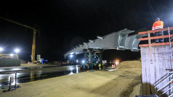 Rund 170 Tonnen Stahl mussten für eine neue Brücke über die A3 transportiert werden.