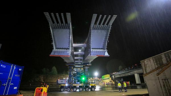 Rund 170 Tonnen Stahl mussten in der Nacht von Samstag, den 1. Mai, auf Sonntag, den 2. Mai, für eine neue Brücke über die A3 transportiert werden.