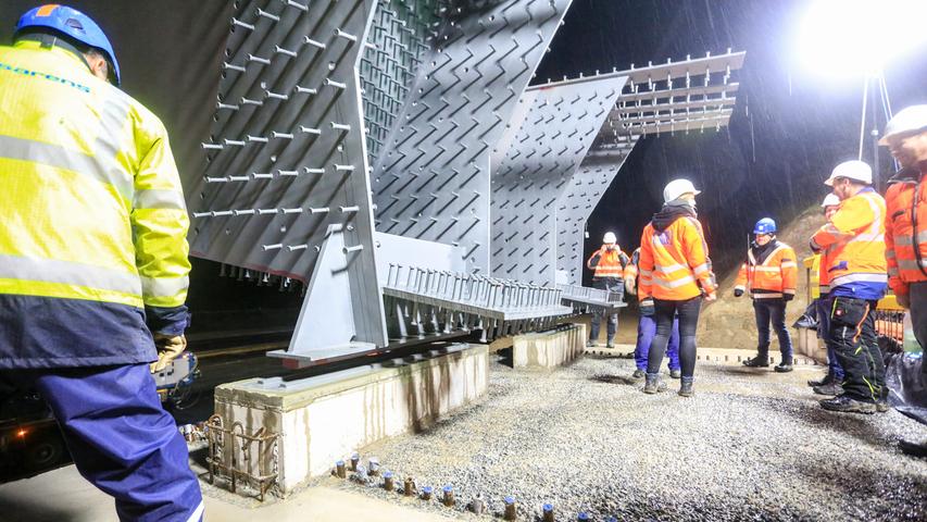 Rund 170 Tonnen Stahl mussten in der Nacht von Samstag, den 1. Mai, auf Sonntag, den 2. Mai, für eine neue Brücke über die A3 transportiert werden.

