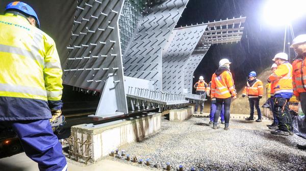 Rund 170 Tonnen Stahl mussten in der Nacht von Samstag, den 1. Mai, auf Sonntag, den 2. Mai, für eine neue Brücke über die A3 transportiert werden.