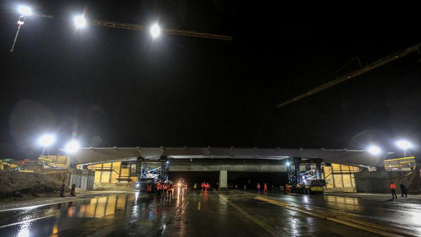 Rund 170 Tonnen Stahl mussten in der Nacht von Samstag, den 1. Mai, auf Sonntag, den 2. Mai, für eine neue Brücke über die A3 transportiert werden.
