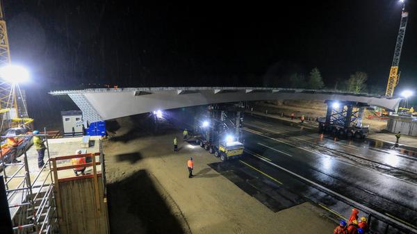 Mit rund einen km/h fahren spezielle Fahrzeuge das riesige Stahlteil an die vorgesehene Stelle, um sie Millimeter genau einsetzen zu können.
