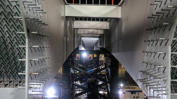 Konstruktionsstahl wird bei der A3 vor allem für die vielen Überführungsbauwerke benötigt, sprich: vor allem für die Brücken. 250 bis 280 Tonnen ist so ein 60 bis 80 Meter langer Stahlträger schwer. Insgesamt rechnet man für den A3-Ausbau mit einem Bedarf von 6000 Tonnen Konstruktionsstahl.