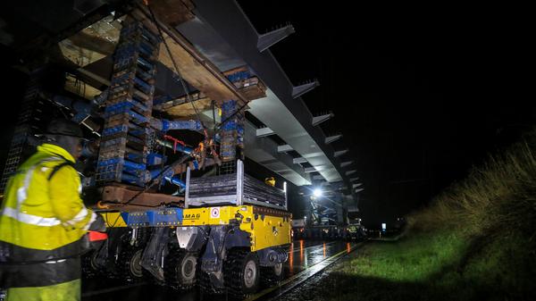 Mit rund einen km/h fahren spezielle Fahrzeuge das riesige Stahlteil an die vorgesehene Stelle, um sie Millimeter genau einsetzen zu können.