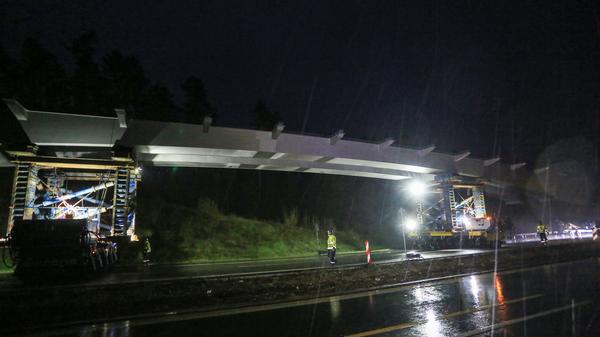 Mit rund einen km/h fahren spezielle Fahrzeuge das riesige Stahlteil an die vorgesehene Stelle, um sie Millimeter genau einsetzen zu können.