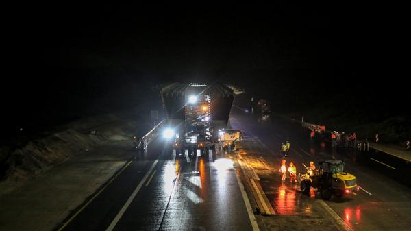 Mit rund einen km/h fahren spezielle Fahrzeuge das riesige Stahlteil an die vorgesehene Stelle, um sie Millimeter genau einsetzen zu können.