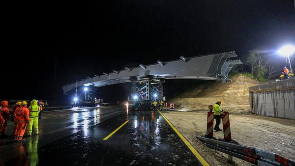 Mit rund einen km/h fahren spezielle Fahrzeuge das riesige Stahlteil an die vorgesehene Stelle, um sie Millimeter genau einsetzen zu können.