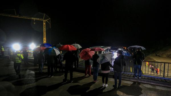 Das Spektakel auf der A3 lockte einige Zuschauer an.
