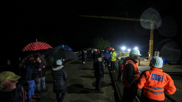 Das Spektakel auf der A3 lockte einige Zuschauer an.