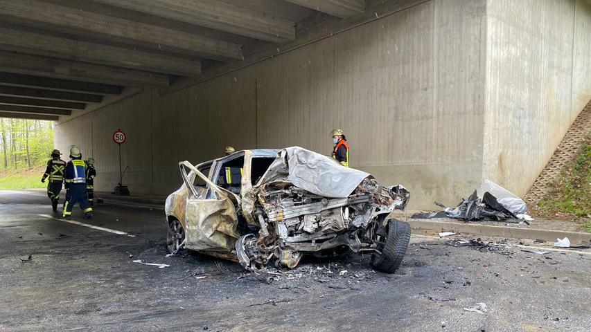 Bei Bammersdorf gegen Brückenpfeiler geprallt: Auto brennt aus