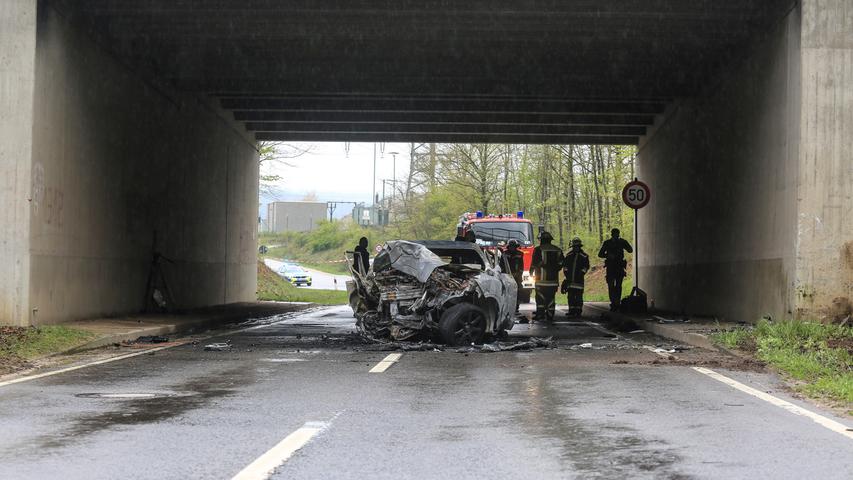 Bei Bammersdorf gegen Brückenpfeiler geprallt: Auto brennt aus