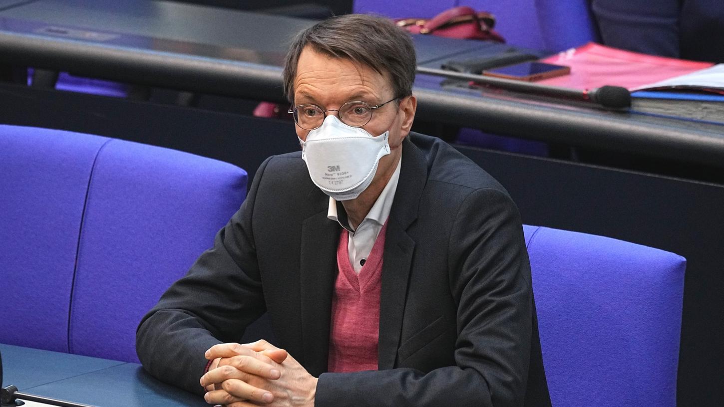 Karl Lauterbach (SPD), Gesundheitsexperte, nimmt am 21.04. der Sitzung des Bundestags teil. 