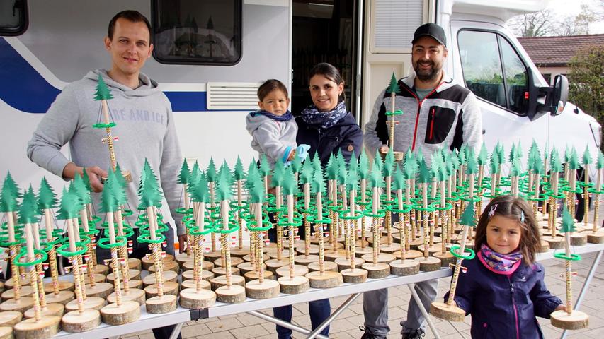 Sebastian Krauß (links) und Michael Renn zusammen mit seiner Frau Melanie sowie den Kindern Robin und Katharina bei der Verteilung der Mini-Maibäume. Sie bastelten insgesamt 200 der kleinen Bäumchen.  