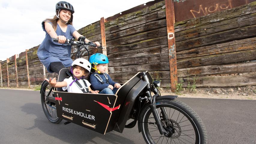 Kinderwagen: Lastenfahrräder ersetzen oft das Auto - etwa, um die Kleinen in die Kita zu transportieren. Kinderwagen: Lastenfahrräder ersetzen oft das Auto - etwa, um die Kleinen in die Kita zu transportieren.