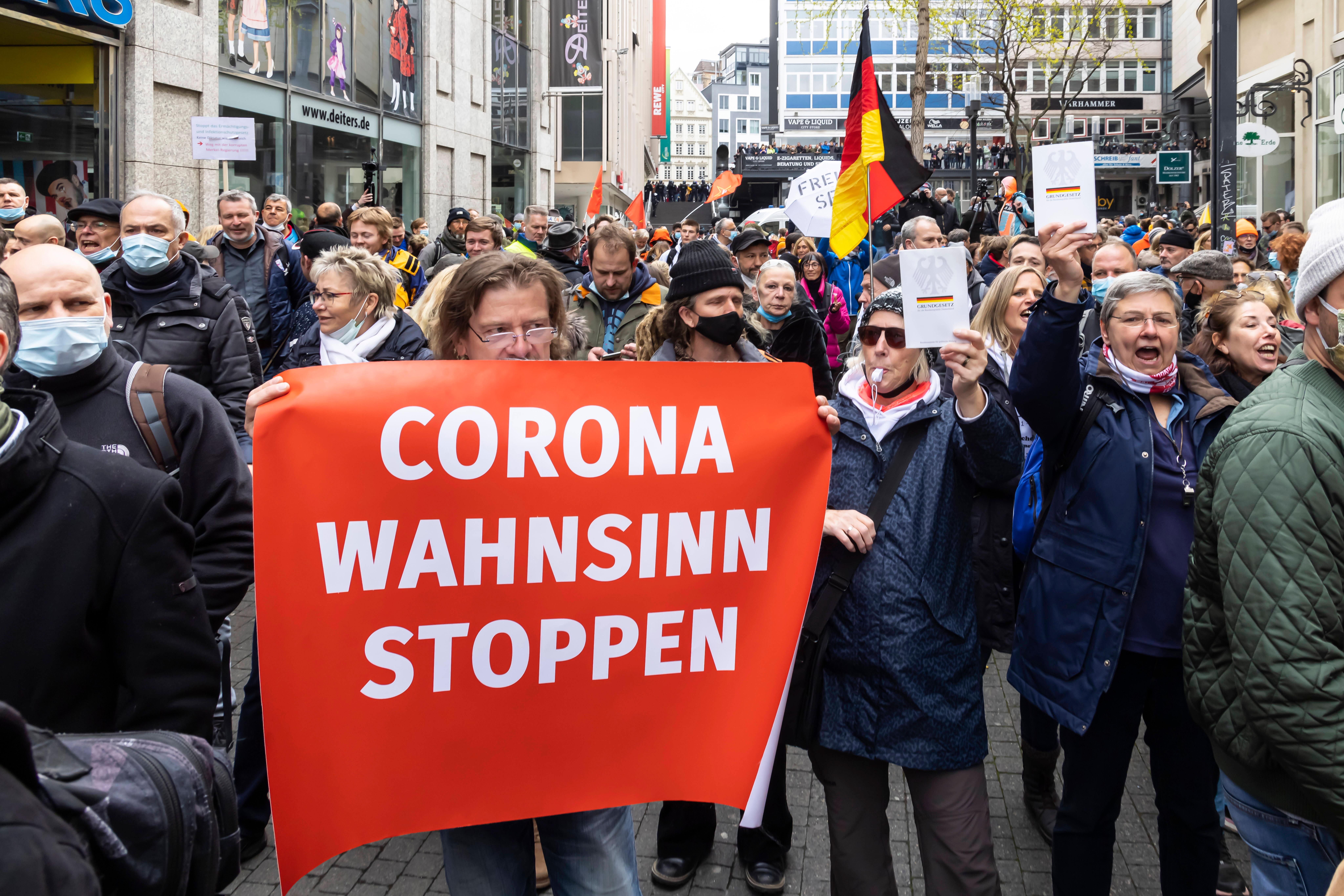 Trotz Verbot haben mehrere Hundert Gegner der Corona-Maßnahmen in Stuttgart demonstriert. In der Innenstadt kam es trot