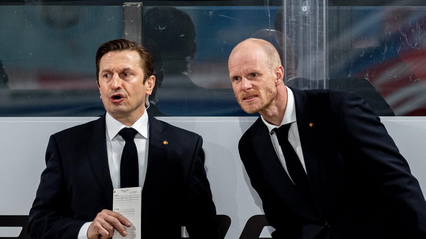 Kontrollblick: Bundestrainer Toni Söderholm (rechts) und sein Assistent Ville Peltonen beobachten ihre WM-Kandidaten ganz genau.
Kontrollblick: Bundestrainer Toni Söderholm (rechts) und sein Assistent Ville Peltonen beobachten ihre WM-Kandidaten ganz genau.