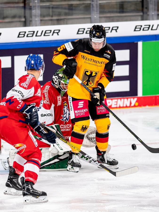 Stammplatz: Auch im Nationalteam sucht der Nürnberger Daniel Schmölz (in Gelb) die Nähe zum gegnerischen Kasten, wie am Samstag in der Partie gegen die Tschechen.