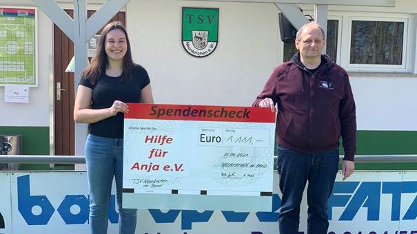 Katharina Haas bei der Spendenübergabe. Katharina Haas bei der Spendenübergabe.