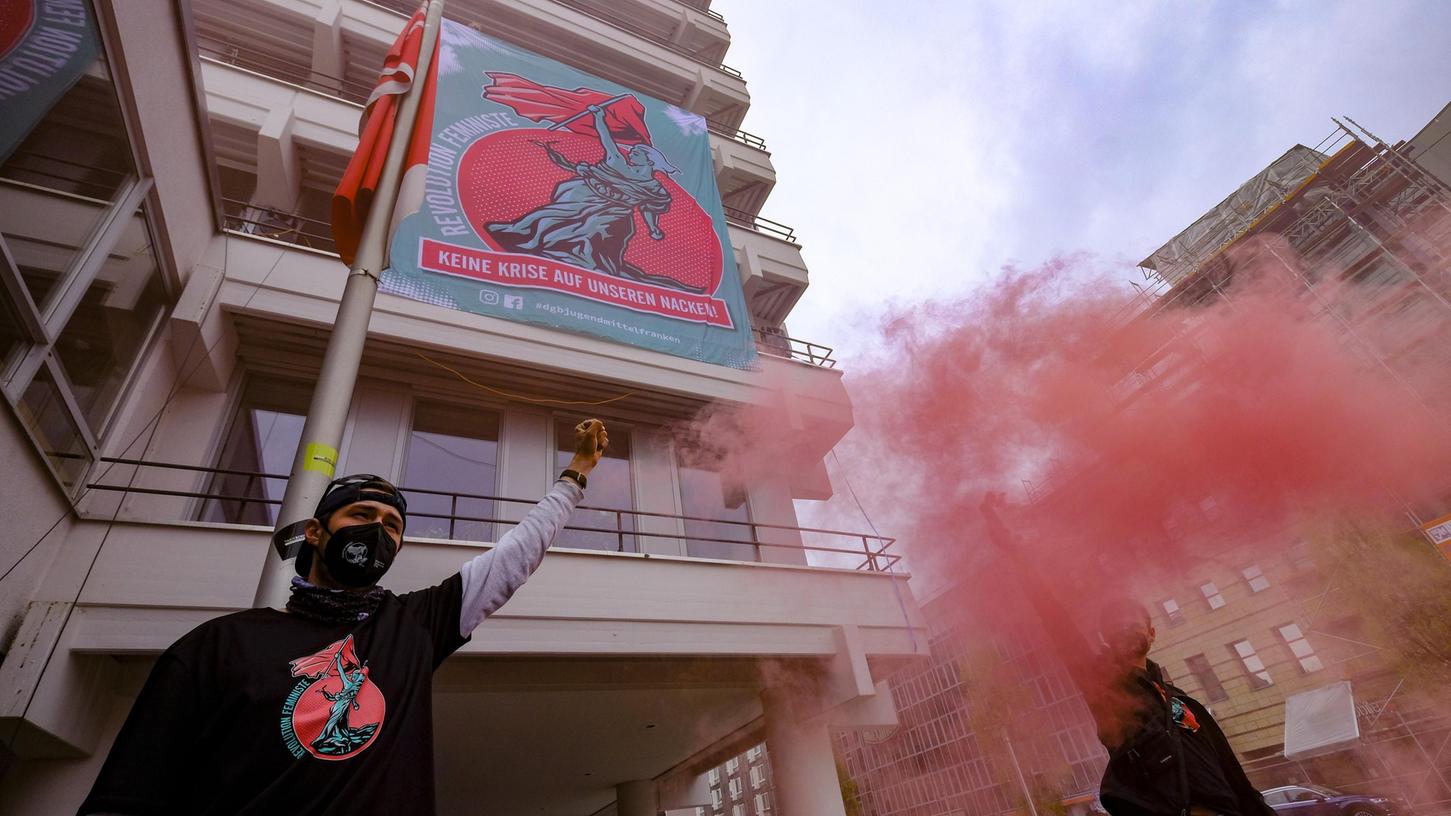 Roter Rauch: Die DGB-Jugend setzte vor dem Gewerkschaftshaus ein Zeichen.
Roter Rauch: Die DGB-Jugend setzte vor dem Gewerkschaftshaus ein Zeichen.