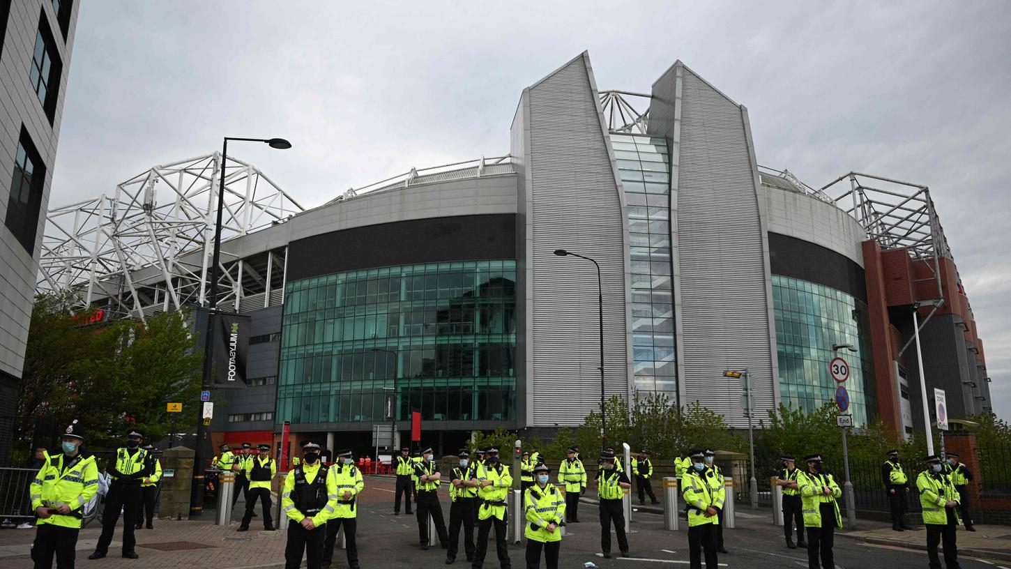 Polizei patroulliert vor dem Stadion in Manchester. 