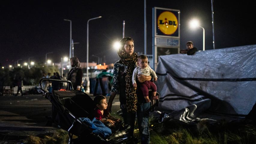 Nach dem Brand in Moria sind die Flüchtlinge, die in Europa Schutz suchten, wie diese Frau mit ihren Kindern, erneut auf der Flucht.