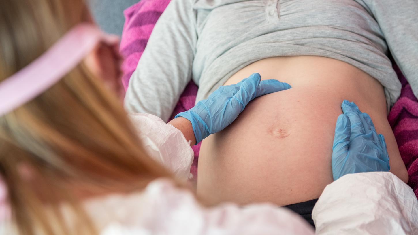 Die Stiko empfiehlt derzeit, Schwangere, die ein besonderes Risiko für einen schweren Covid-19-Verlauf haben, zu impfen. 