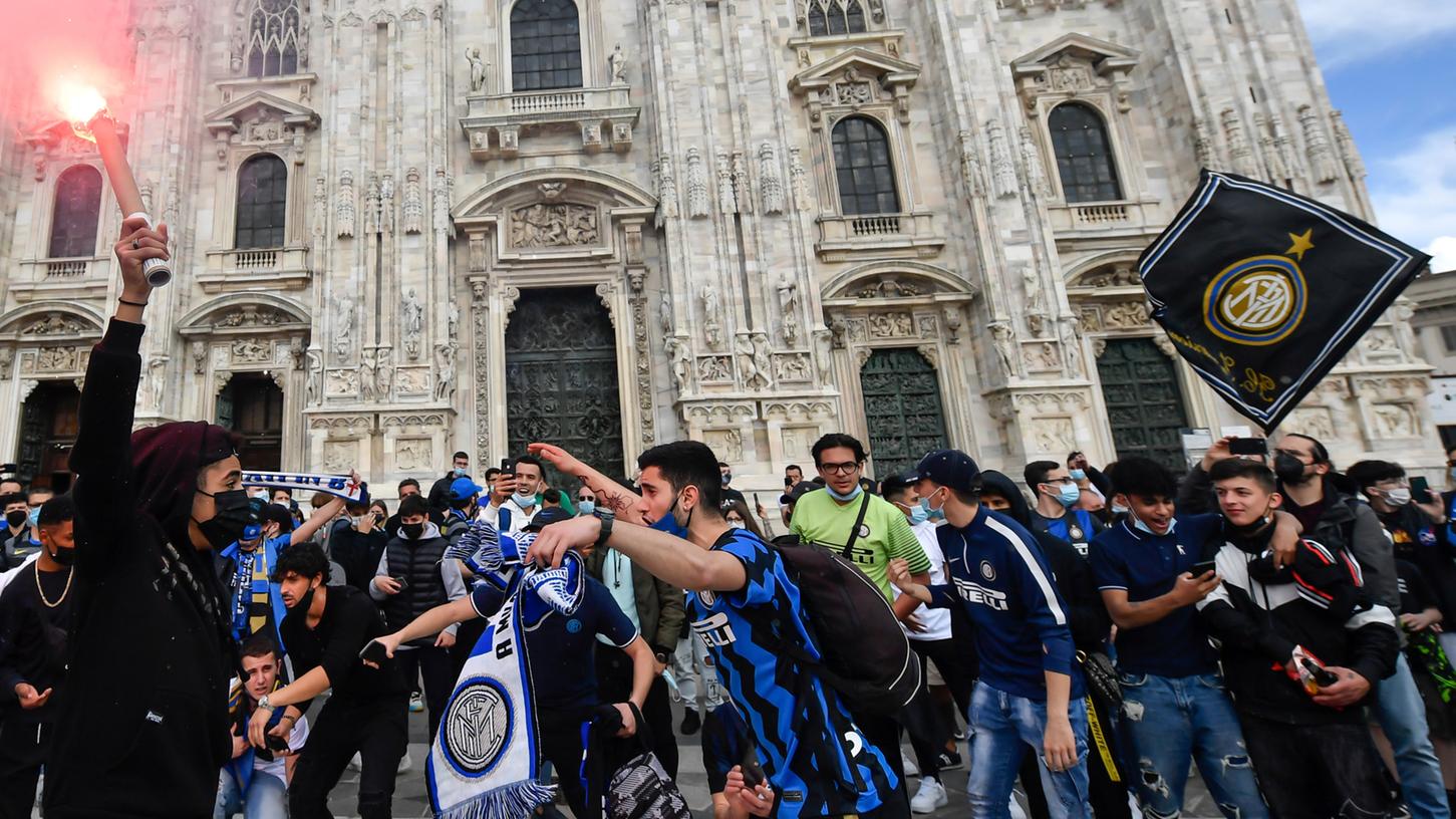 Inter Mailand brach die Juve-Dominanz und sicherte sich den Meistertitel in Italien. Die Fans feierten ihre Mannschaft am Domplatz.
