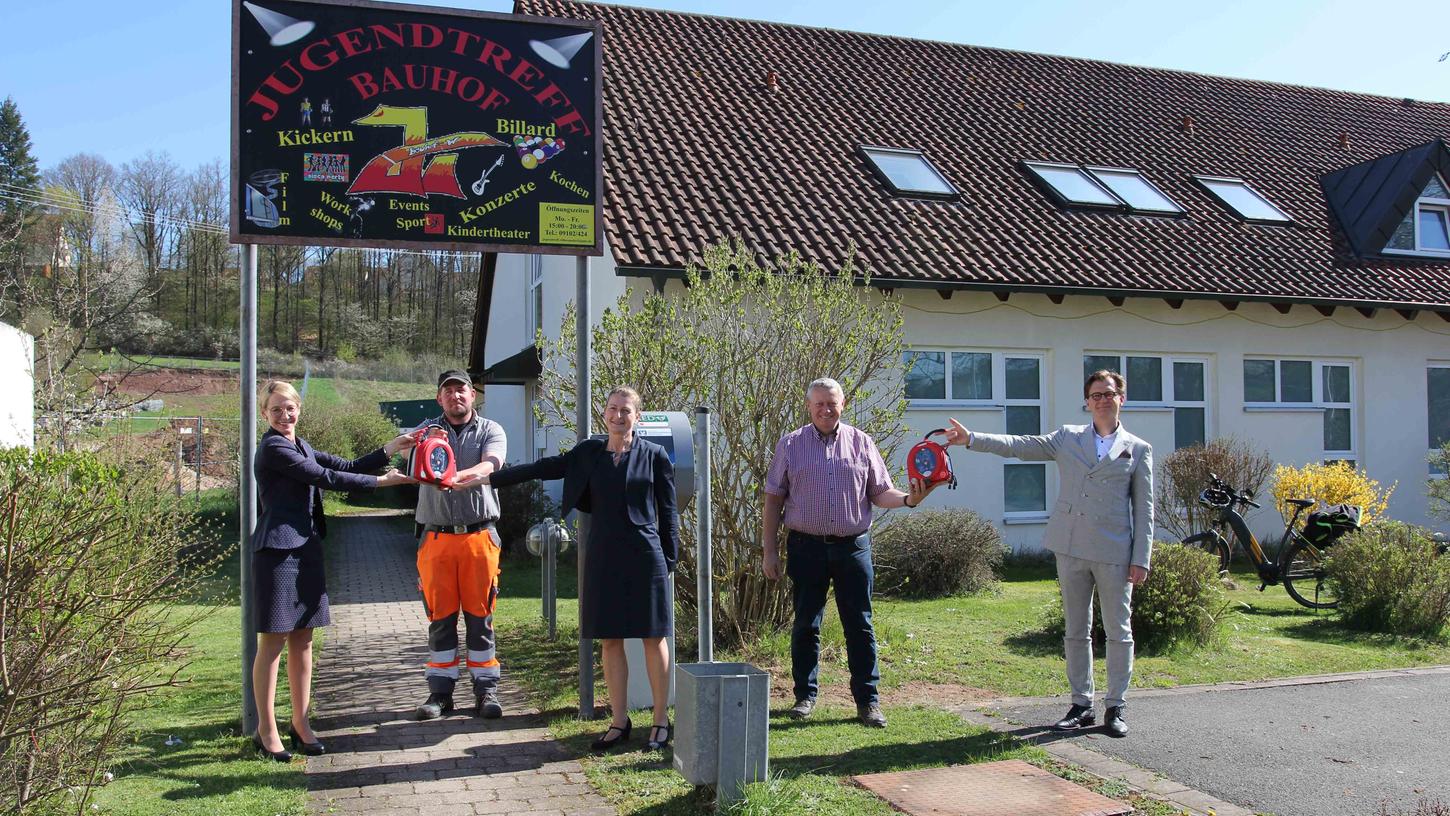 Stiftungsvorstand Klaus Gimperlein (r.), Stiftungskuratorin Yvonne Ruby (Mitte) und Regionaldirektorin Katrin Held (l.) übergeben die Defibrillatoren an Bürgermeister Uwe Emmert 2. v. r.) und Bauhofleiter Michael Rumrich (3. v. l.). Foto: Julia Steiger Stiftungsvorstand Klaus Gimperlein (r.), Stiftungskuratorin Yvonne Ruby (Mitte) und Regionaldirektorin Katrin Held (l.) übergeben die Defibrillatoren an Bürgermeister Uwe Emmert 2. v. r.) und Bauhofleiter Michael Rumrich (3. v. l.). Foto: Julia Steiger