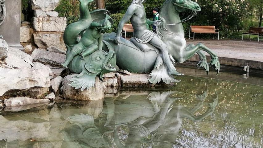 Der Neptunbrunnen ist geflutet! Und lockt im Stadtpark wieder mit klarem, frischem Wasser, in dem sich Neptun und Co. spiegeln.