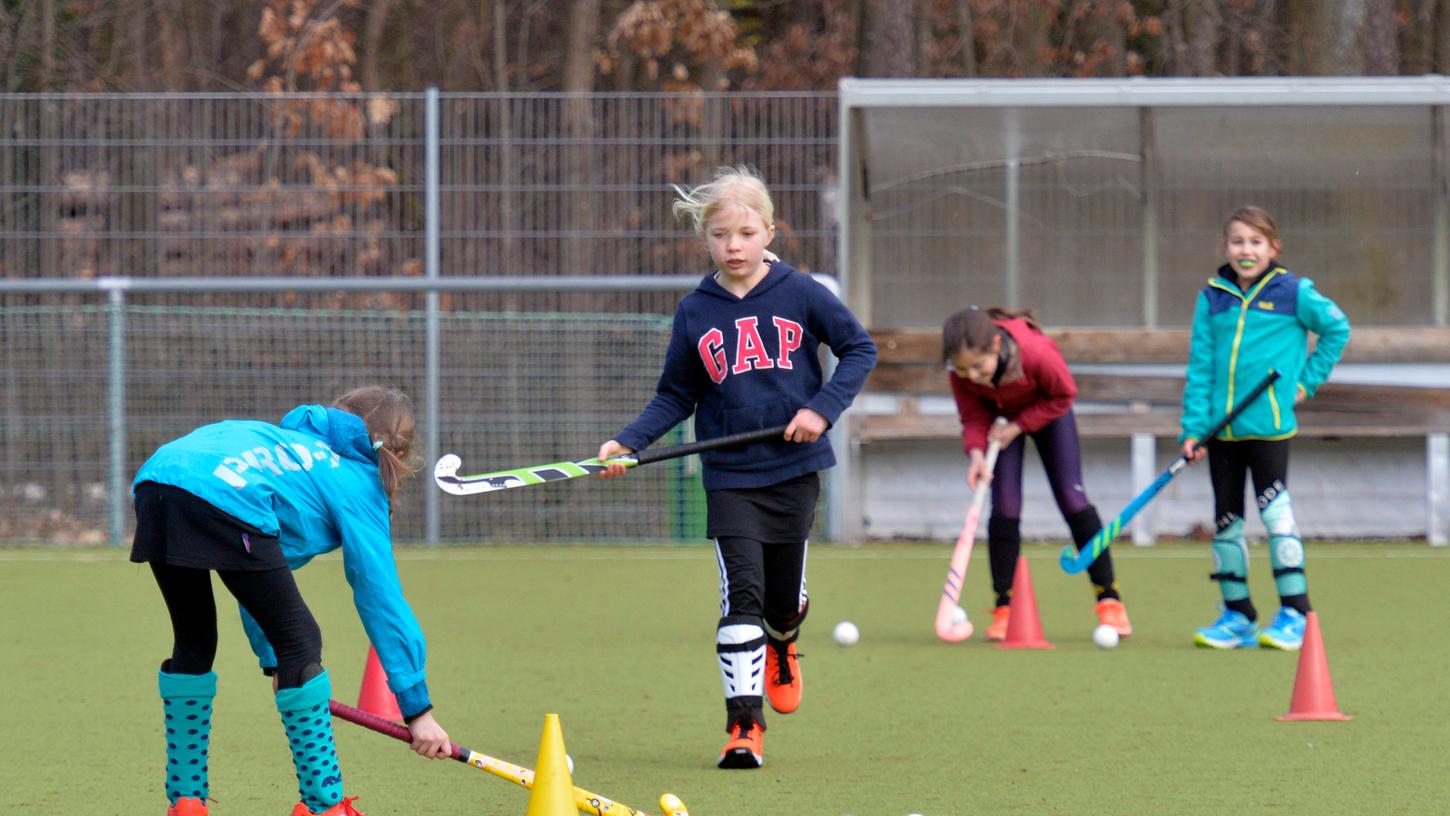 Endlich wieder Leben auf dem Sportplatz: Kinder bis 14 Jahre dürfen wieder gemeinsam trainieren, auch der Hockey-Nachwuchs beim TB Erlangen.