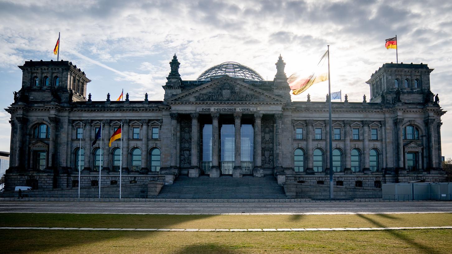 598 Abgeordnete ziehen laut Grundgesetz in den Berliner Reichstag ein. In der Praxis sind es jedoch weitaus mehr. Alle Bemühungen, dies nachhaltig zu ändern, sind bislang gescheitert.
