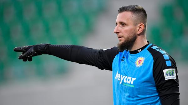 Drei Jahre stand Jasmin Fejzic beim Kleeblatt unter Vertrag, sein letztes im Aufstiegsjahr der Fürther. In der Zweiten Liga und im DFB-Pokal kam der heute 34-Jährige auf lediglich drei Profi-Einsätze. Seit 2019 spielt der Bosnier für Eintracht Braunschweig und hat dort noch bis zum Saisonende Vertrag. Bei den Niedersachsen ist Fejzic zwischen den Pfosten gesetzt.