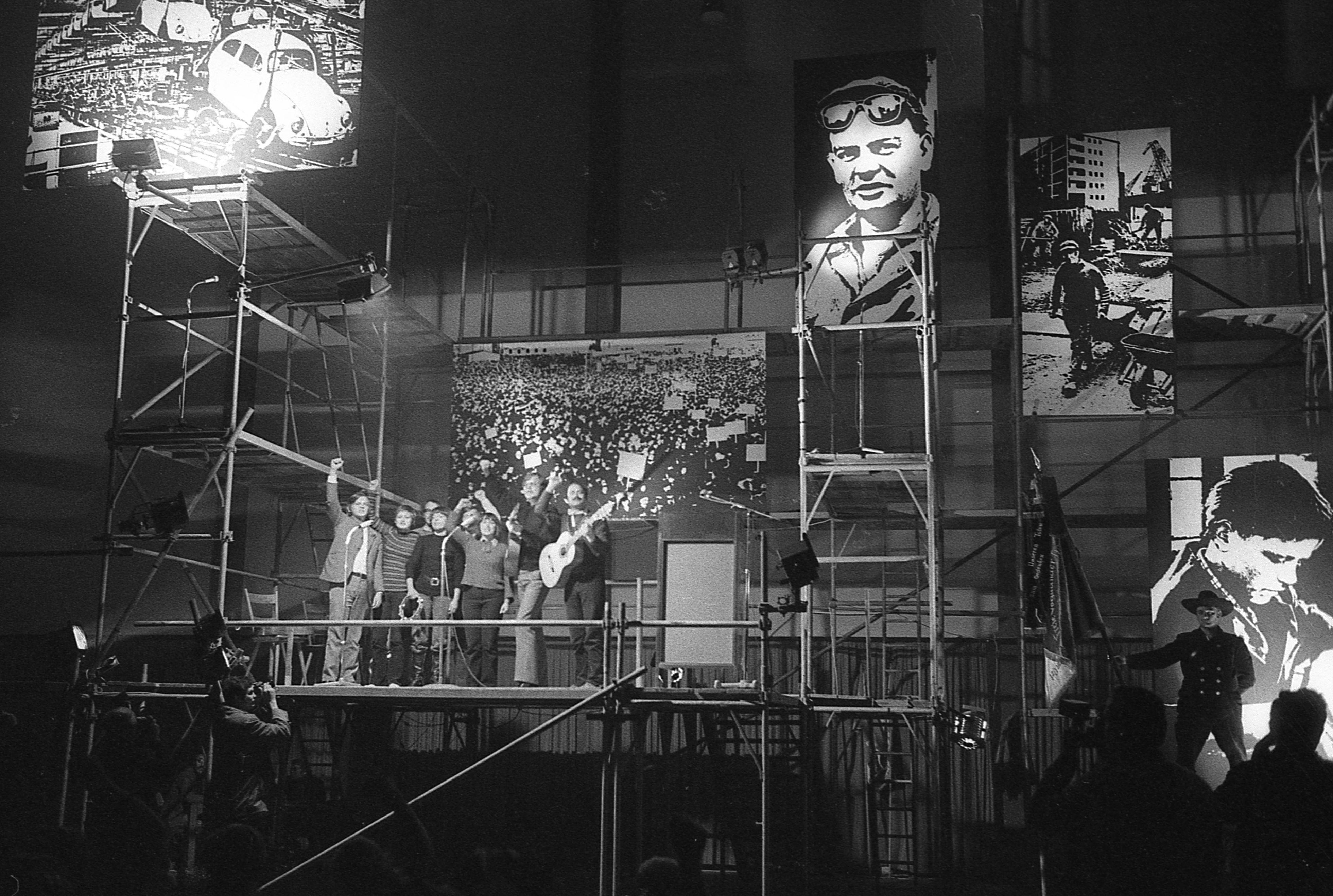 Lenin, Strauß und seine Bazis, sowie die Not der Lehrlinge besang diese Münchner Songgruppe und erntete dafür anhaltenden Beifall. Lenin, Strauß und seine Bazis, sowie die Not der Lehrlinge besang diese Münchner Songgruppe und erntete dafür anhaltenden Beifall.