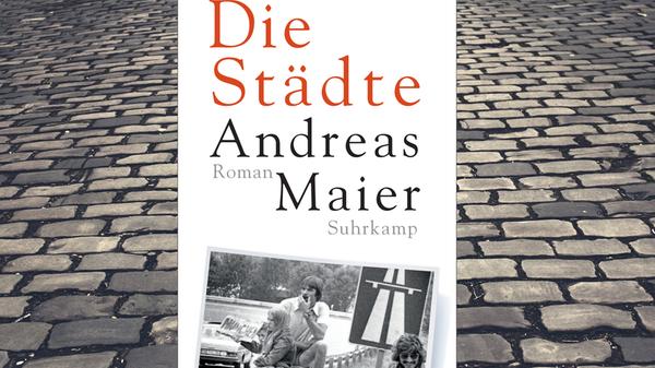 "Ortsumgehung" heißt das literarische Projekt des Autors Andreas Maier, der in voraussichtlich elf Romanen erforschen will, wie er und mit ihm die Bundesrepublik wurden, was sie sind. Komisch kritisch beleuchtet Maier Provinz und Stadt, Adoleszenz und Liebeskummer, Mief und Ausbruch, gesellschaftliche Schieflagen und politische Absurditäten. Jetzt, mit "Die Städte", legt er eine kleine Pause ein, analysiert weniger das Land im Wirtschaftstaumel als seinen eigenen Freiheitstrieb: als das Reisen in Europa noch Lust und Bewusstseinserweiterung garantierte und bevor der Massentourismus nur noch für Frust und Stumpfsinn sorgte: "Denn bei Nürnberg geht die Sonne auf." (Suhrkamp, 22 Euro) Bernd Noack