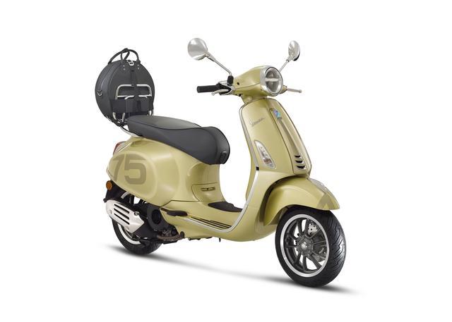 Special Edition Vespa 75th: Die Jubiläums-Ausgabe wird nur in diesem Jahr gebaut. Special Edition Vespa 75th: Die Jubiläums-Ausgabe wird nur in diesem Jahr gebaut.