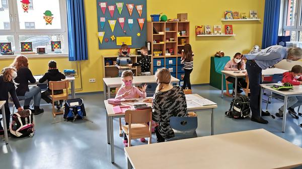 Bis zum 21. Juni gilt die Regelung in den Schulen: Bei einer Inzidenz unter 50 Präsenzunterricht und bei einer Inzidenz zwischen 50 und 165 Wechselunterricht. Ab 21. Juni gilt dann: Bei einer Inzidenz unter 100 ist Präsenzunterricht möglich, darüber Wechsel- oder Distanzunterricht. Unterricht findet weiter mit Maske statt, außer beim Schulsport, dort gilt dann eine Befreiung von der Maskenpflicht, auch im Innenbereich.