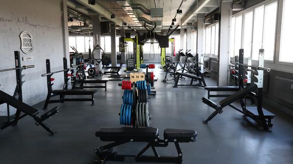 In Bayern dürfen Fitnessstudios ab dem 21. Mai in jenen Kreisen und kreisfreien Städten öffnen, in denen die 7-Tages-Inzidenz stabil unter 100 liegt. Es gibt aber einige Bedingungen. So ist ein negativer Test notwendig und der Abstand muss im Fitnessstudio eingehalten werden. Es herrscht zudem FFP2-Maskenpflicht - außer beim Sport selbst. Die Testpflicht entfällt in Landkreisen und kreisfreien Städten mit einer stabilen 7-Tages-Inzidenz unter 50.