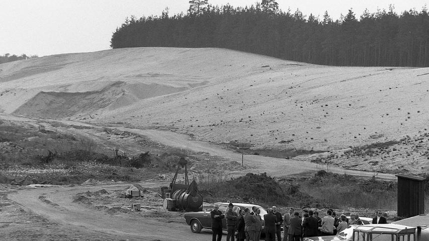 "Lokaltermin" in der Sandgrube bei Schwaig: hier soll das Erholungsgebiet entstehen. Hier geht es zum Kalenderblatt vom 7. Mai 1971: Auch CSU will "Birkensee" fördern.