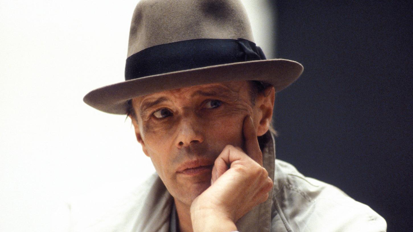 Markenzeichen Hut: Joseph Beuys im Jahr 1979. Markenzeichen Hut: Joseph Beuys im Jahr 1979.