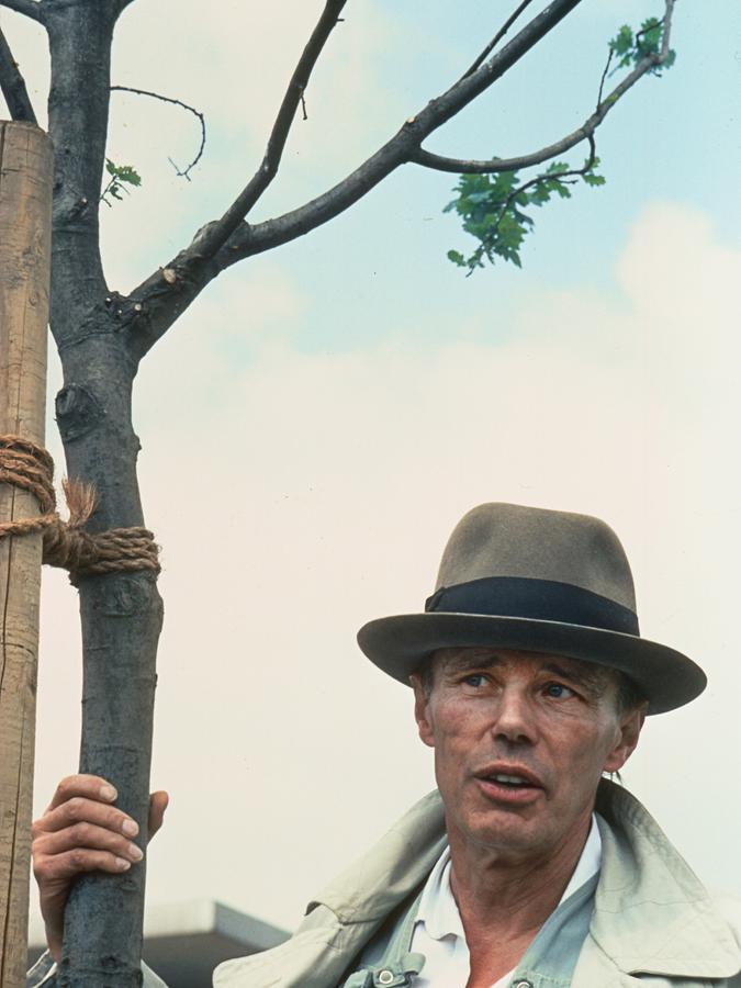 Joseph Beuys im Jahr 1981 bei seiner Aktion "7000 Eichen" auf der documenta 7 in Kassel.