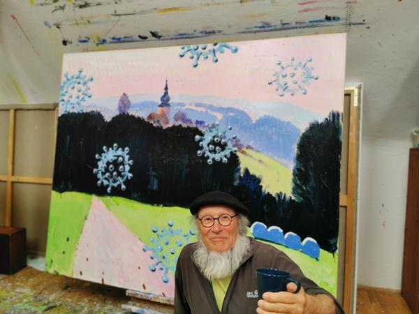 Peter Angermann in seinem Atelier in Thurndorf in der Oberpfalz - hier vor einem Landschaftsbild mit Corona-Viren ...