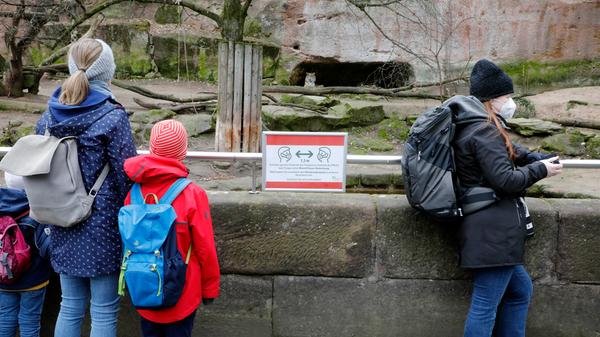 Der Tiergarten Nürnberg hat die Pforten für große und kleine Besucher geöffnet. Unter Corona-Auflagen können die meisten Gehege besichtigt werden, es gibt auch ein Ferienangebot. Mehr Infos online unter www.tiergarten.nuernberg.de.