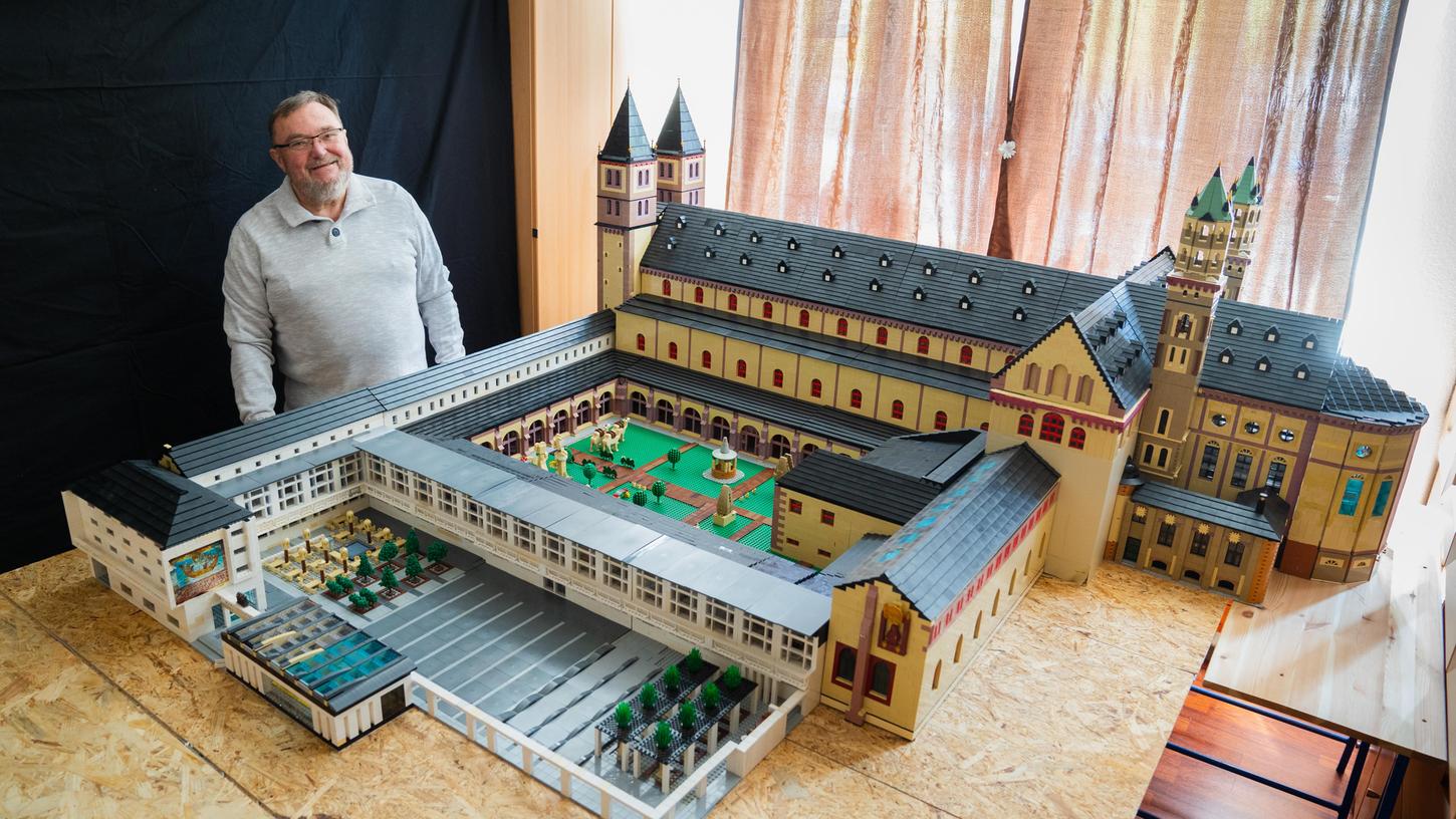 Reinhold Dukat steht in seiner Wohnung neben dem Lego-Nachbau des Würzburger Doms. Der 72-Jährige hat den Würzburger St.-Kilians-Dom aus geschätzten 2,5 Millionen Legosteinen nachgebaut.
