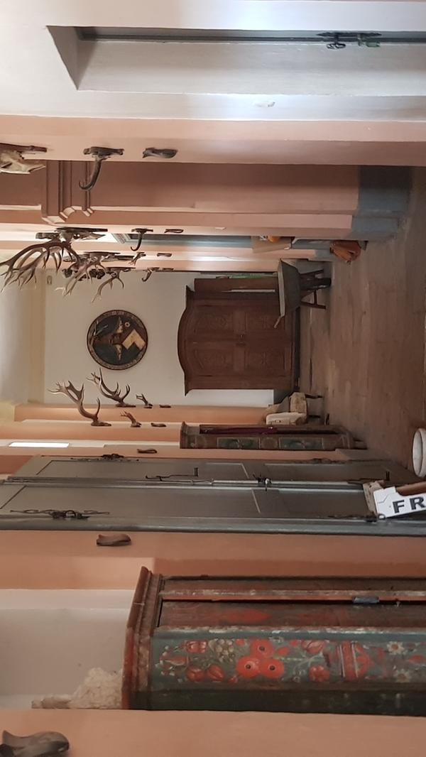 Im Schloss der Haller von Hallersteins. Die Geweihe sind aber nicht von Hirschen aus dem Reichswald.