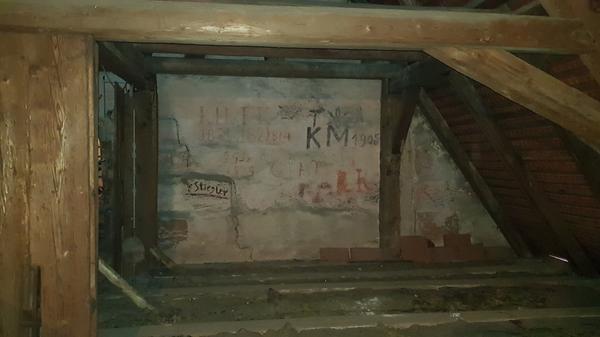 Graffittis in der Kirche, zu sehen unterm Dach - und 100 Jahre alt.